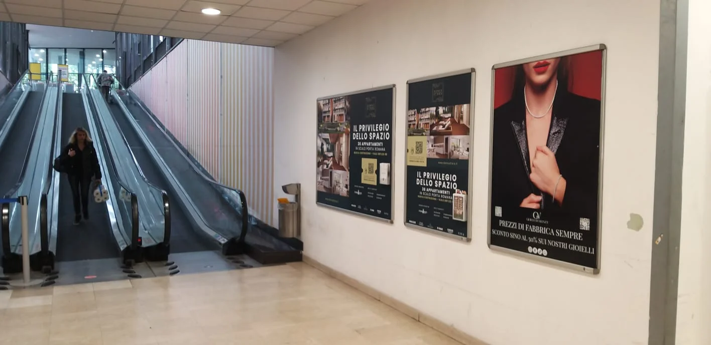 Pannello pubblicitario su misura per aziende, installazione in spazio commerciale: Pannello Pubblicitario, Milano 2024 | Mediavisual