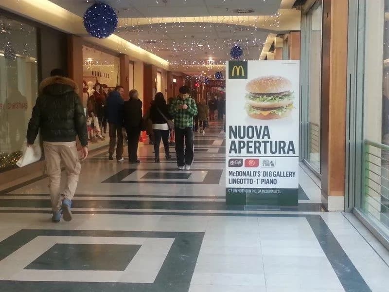 Totem espositivo temporaneo per campagne promozionali in spazio commerciale ad alto traffico: Totem Espositivo Temporaneo, Italia 2025 | Mediavisual