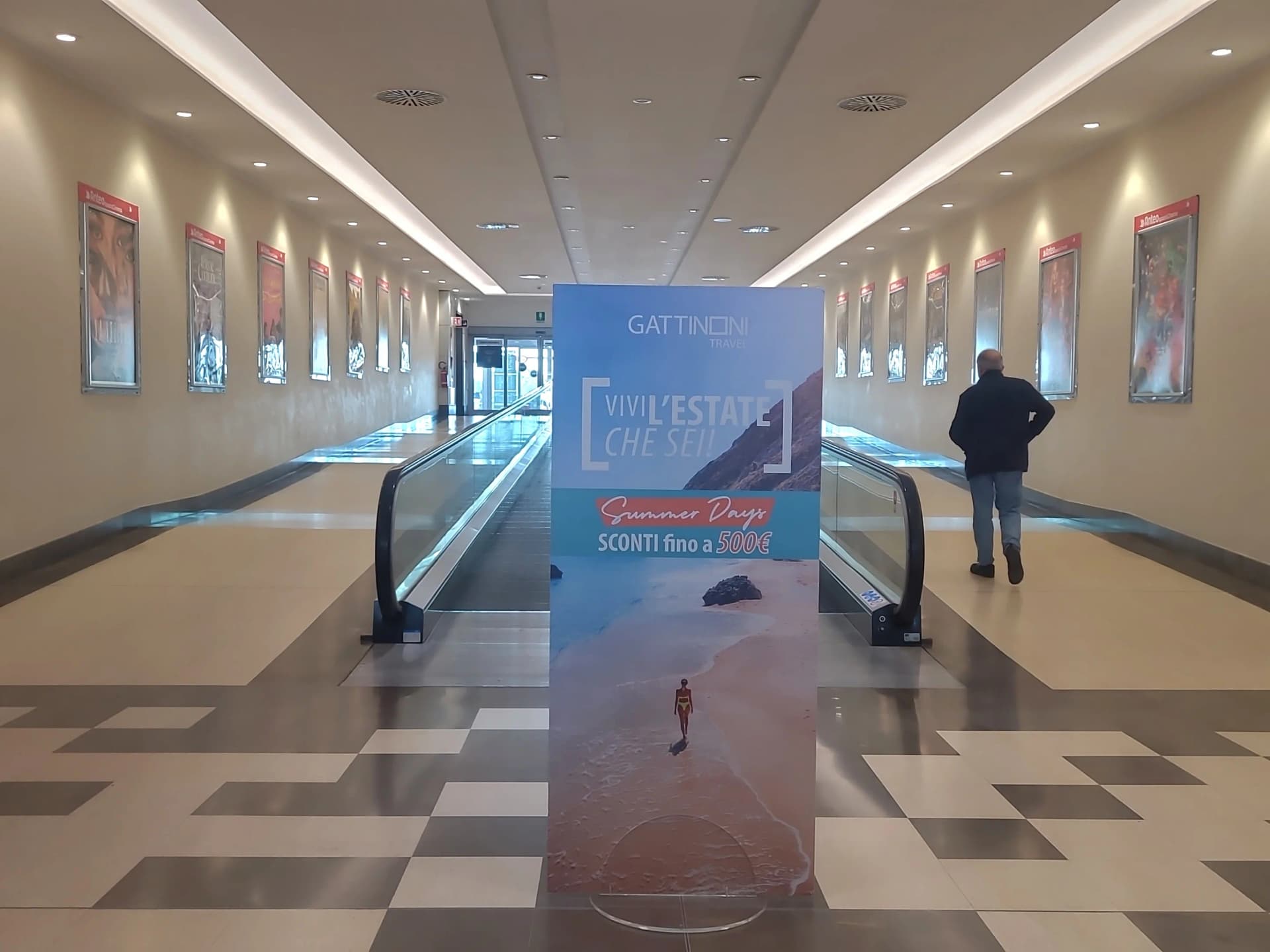 Totem espositivo temporaneo per campagne promozionali in spazio commerciale ad alto traffico: Totem Espositivo Temporaneo, Italia 2025 | Mediavisual