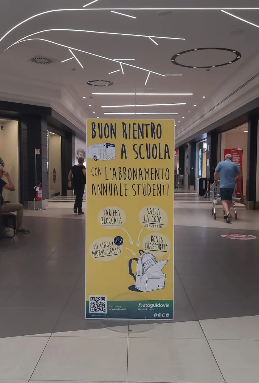 Totem espositivo temporaneo per campagne promozionali in spazio commerciale ad alto traffico: Totem Espositivo Temporaneo, Italia 2025 | Mediavisual