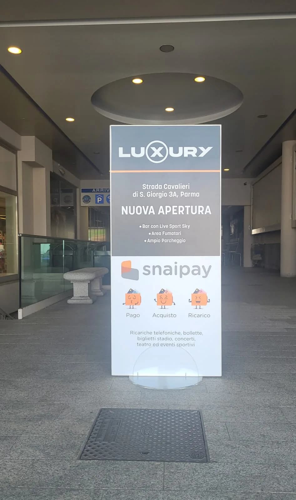 Totem espositivo temporaneo per campagne promozionali in spazio commerciale ad alto traffico: Totem Espositivo Temporaneo, Parma 2023 | Mediavisual