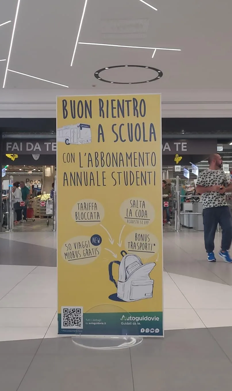 Totem espositivo temporaneo per campagne promozionali in spazio commerciale ad alto traffico: Totem Espositivo Temporaneo, Italia 2025 | Mediavisual