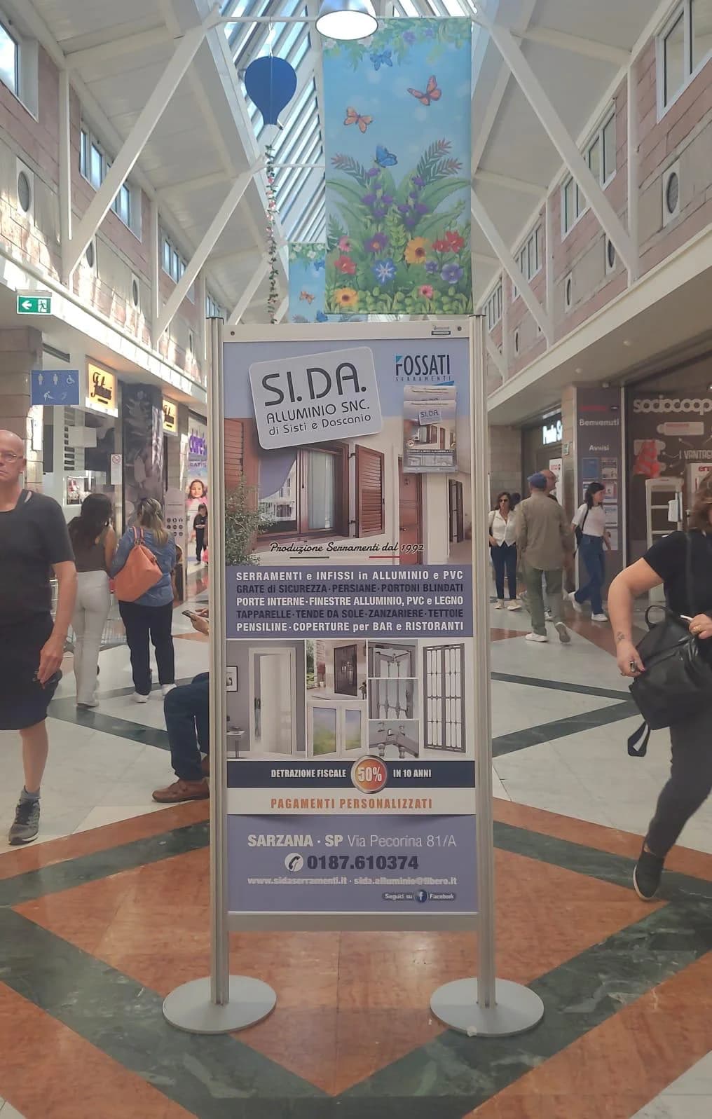 Totem pubblicitario su misura per aziende, installato in centro commerciale ad alto afflusso: Spazio Espositivo Retail, Sarzana 2023 | Mediavisual