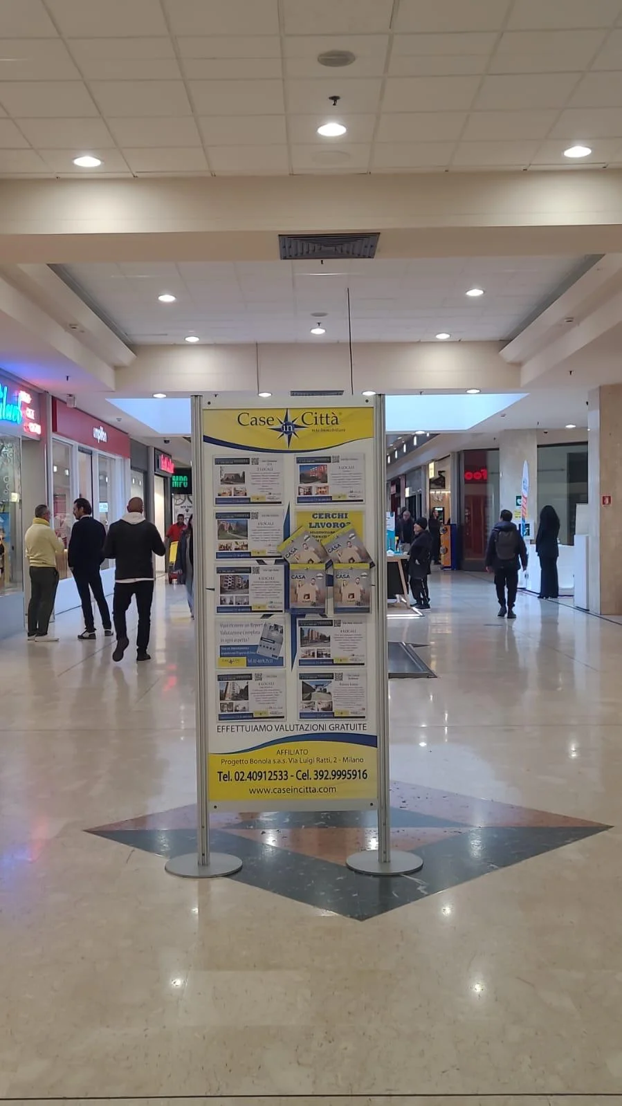 Totem pubblicitario su misura per aziende, installato in centro commerciale ad alto afflusso: Area Brand Experience, Milano 2024 | Mediavisual