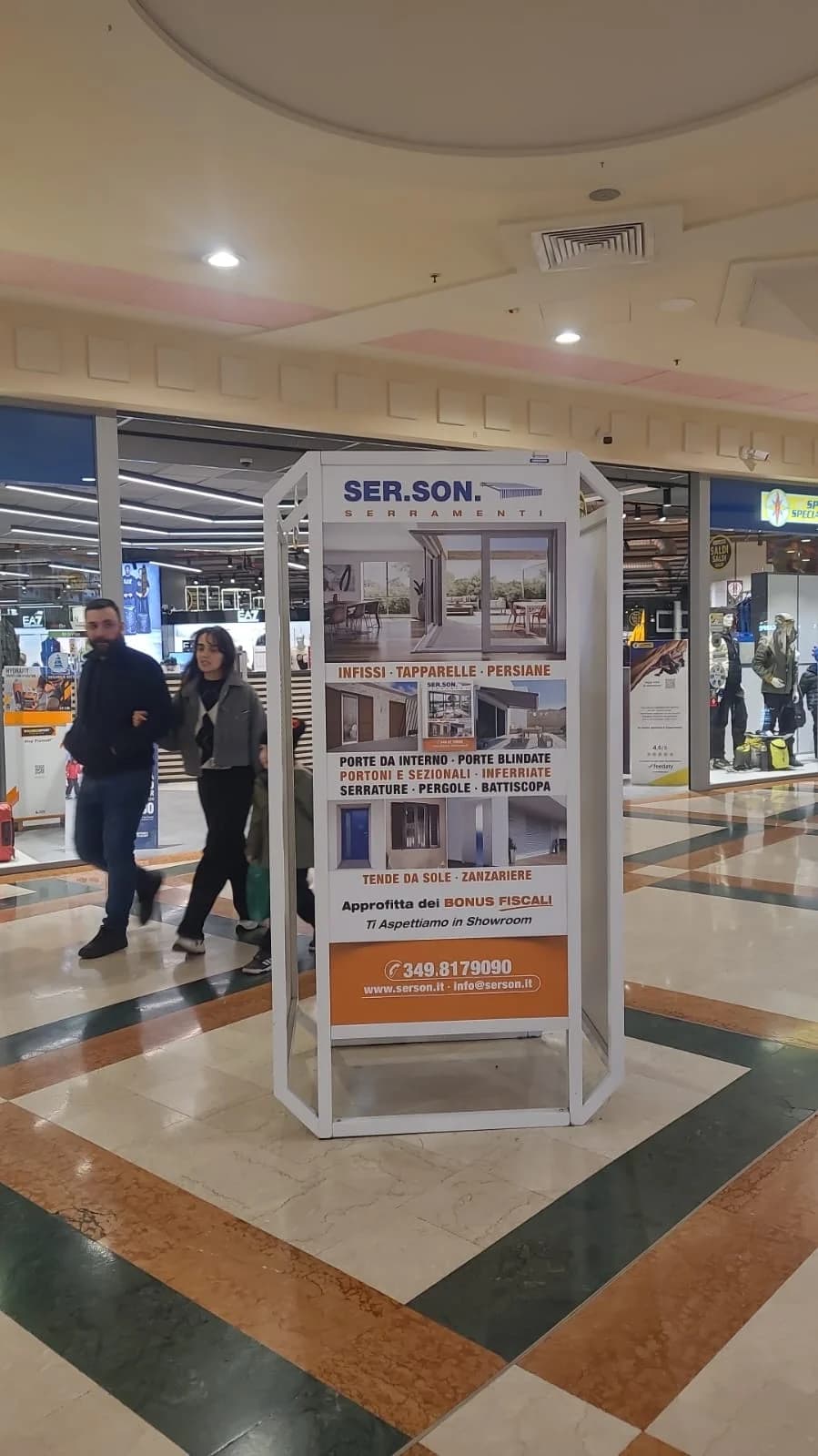 Totem pubblicitario su misura per aziende, installato in centro commerciale ad alto afflusso: Totem Espositivo Centro Città, Bellinzago Lombardo 2024 | Mediavisual