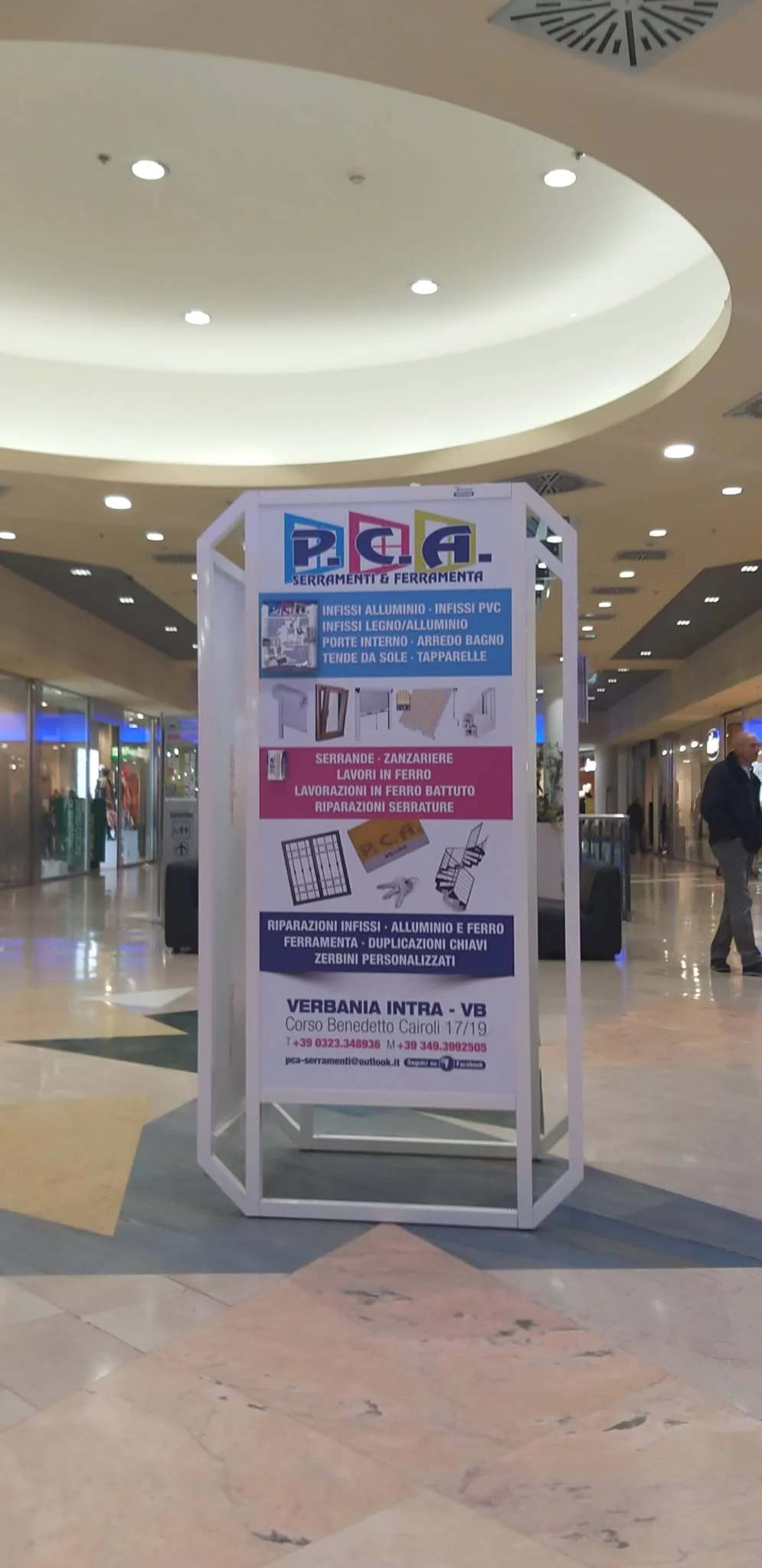Totem pubblicitario su misura per aziende, installato in centro commerciale ad alto afflusso: Totem Bifacciale Galleria, Gravellona Toce 2024 | Mediavisual