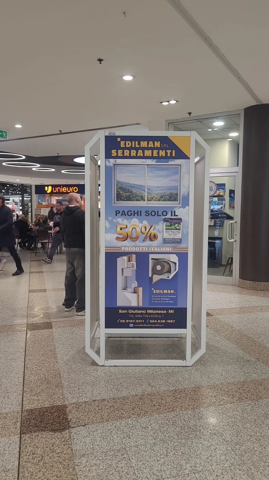 Totem pubblicitario su misura per aziende, installato in centro commerciale ad alto afflusso: Insegna Luminosa Flagship, Paderno Dugnano 2023 | Mediavisual