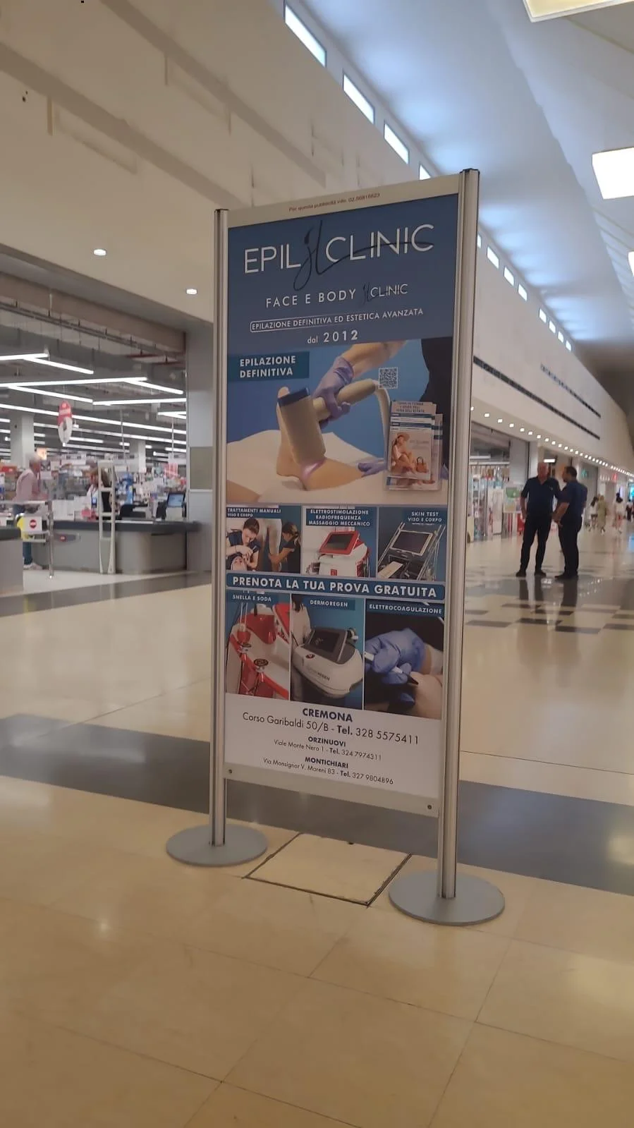 Totem pubblicitario su misura per aziende, installato in centro commerciale ad alto afflusso: Allestimento Fashion Week, Cremona 2024 | Mediavisual