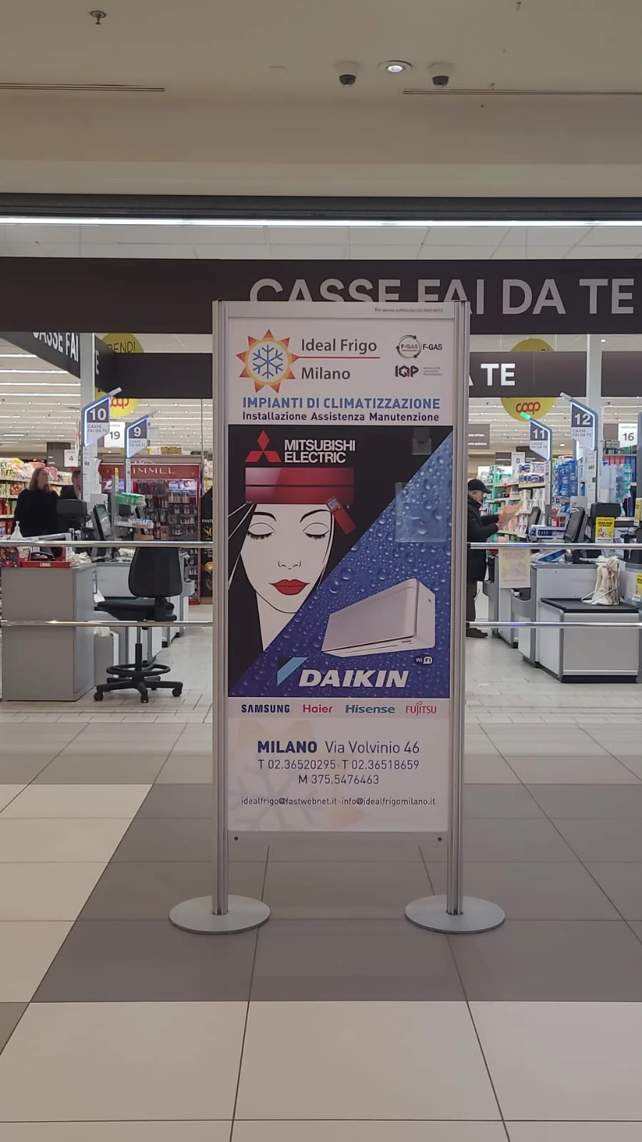 Totem pubblicitario su misura per aziende, installato in centro commerciale ad alto afflusso: Totem Fiera del Mobile, Opera 2023 | Mediavisual