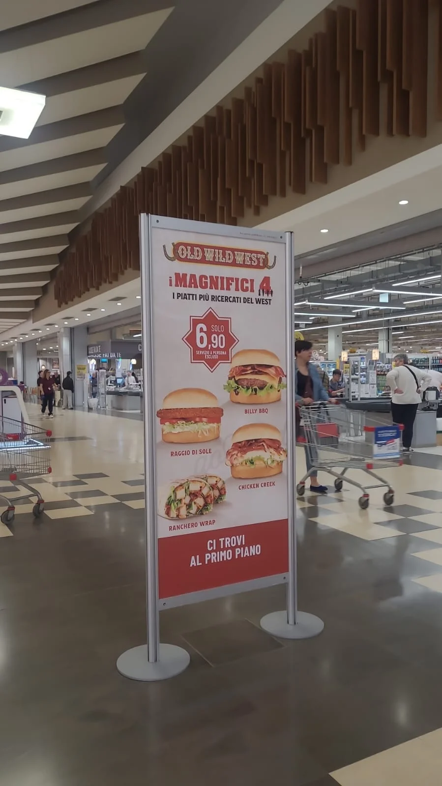 Totem pubblicitario su misura per aziende, installato in centro commerciale ad alto afflusso: Totem Espositivo Brand, Cremona 2024 | Mediavisual