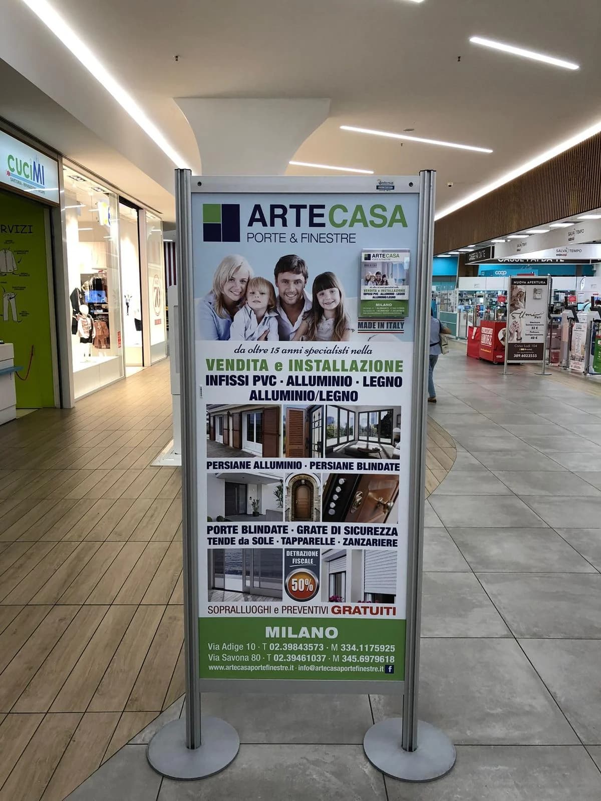 Totem pubblicitario su misura per aziende, installato in centro commerciale ad alto afflusso: Allestimento Trade Show, Milano 2024 | Mediavisual