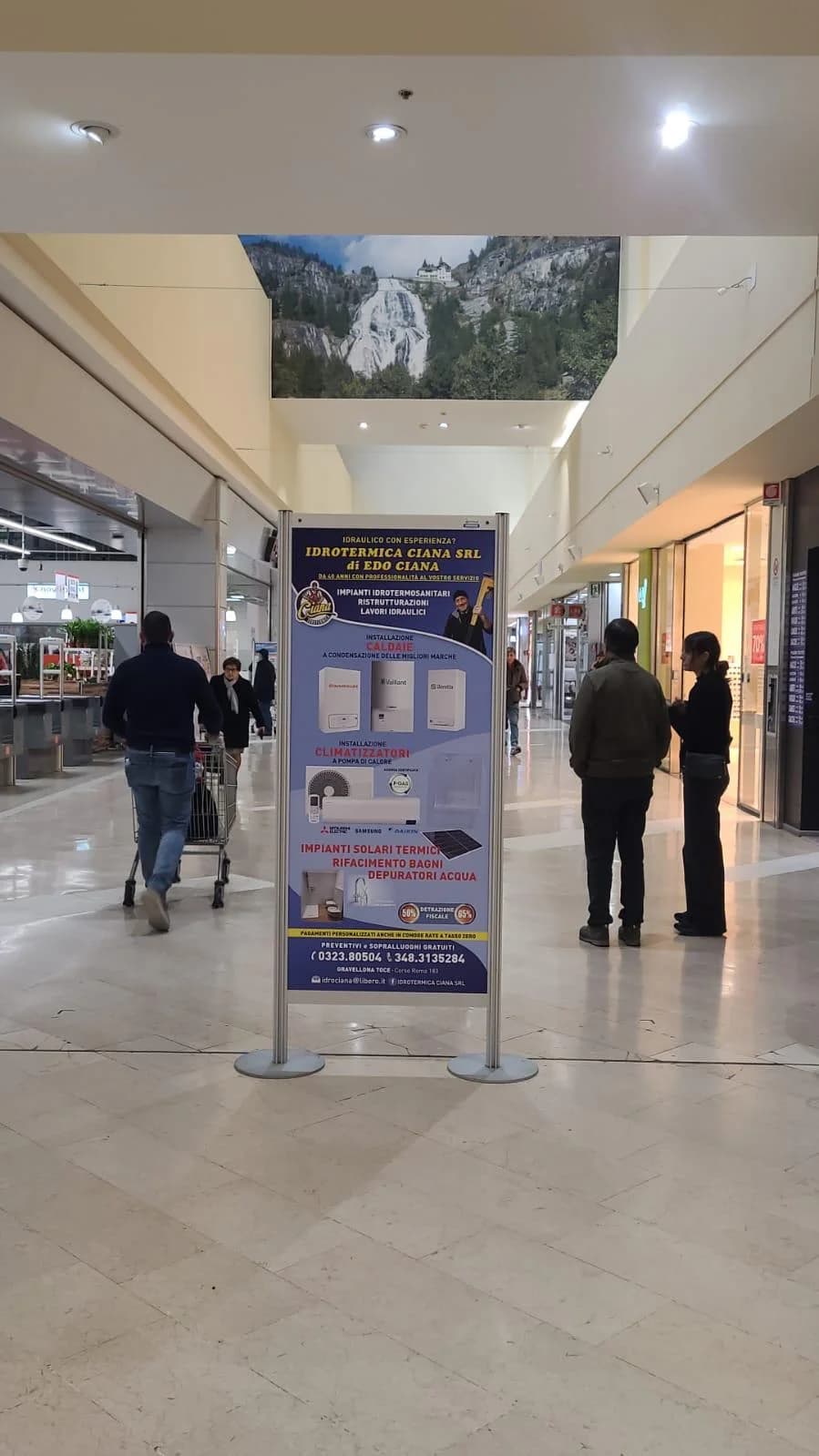 Totem pubblicitario su misura per aziende, installato in centro commerciale ad alto afflusso: Totem Fiera Tecnologica, Gravellona Toce (VB) 2023 | Mediavisual
